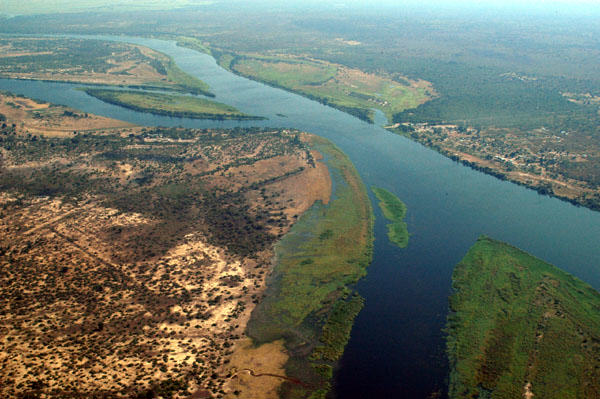 Rzeka Zambezi, źródło: http://upload.wikimedia.org/wikipedia/commons/b/be/Zambezi_River_at_junction_of_Namibia%2C_Zambia%2C_Zimbabwe_%26_Botswana.jpg