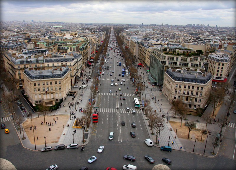 http://upload.wikimedia.org/wikipedia/commons/3/39/Champs-%C3%89lys%C3%A9es_from_Arc_de_Triomphe.jpg