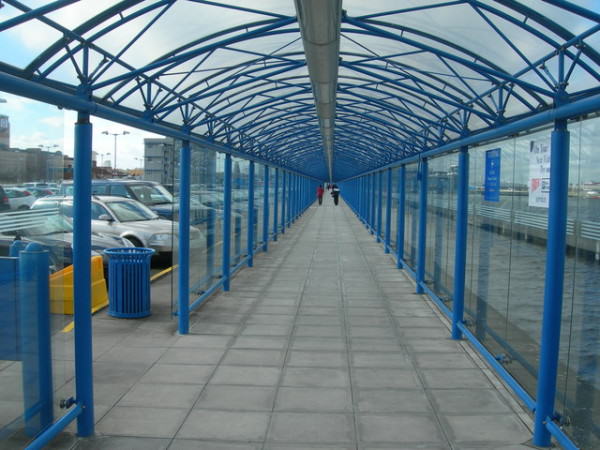 źródło: http://commons.wikimedia.org/wiki/File:Covered_Walkway,_London_City_Airport_-_geograph.org.uk_-_358012.jpg