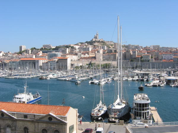 Vieux-Port oraz Bazylika Notre-Dame, źródło:  http://upload.wikimedia.org/wikipedia/commons/1/1a/Vieux-Port_de_Marseille.jpg