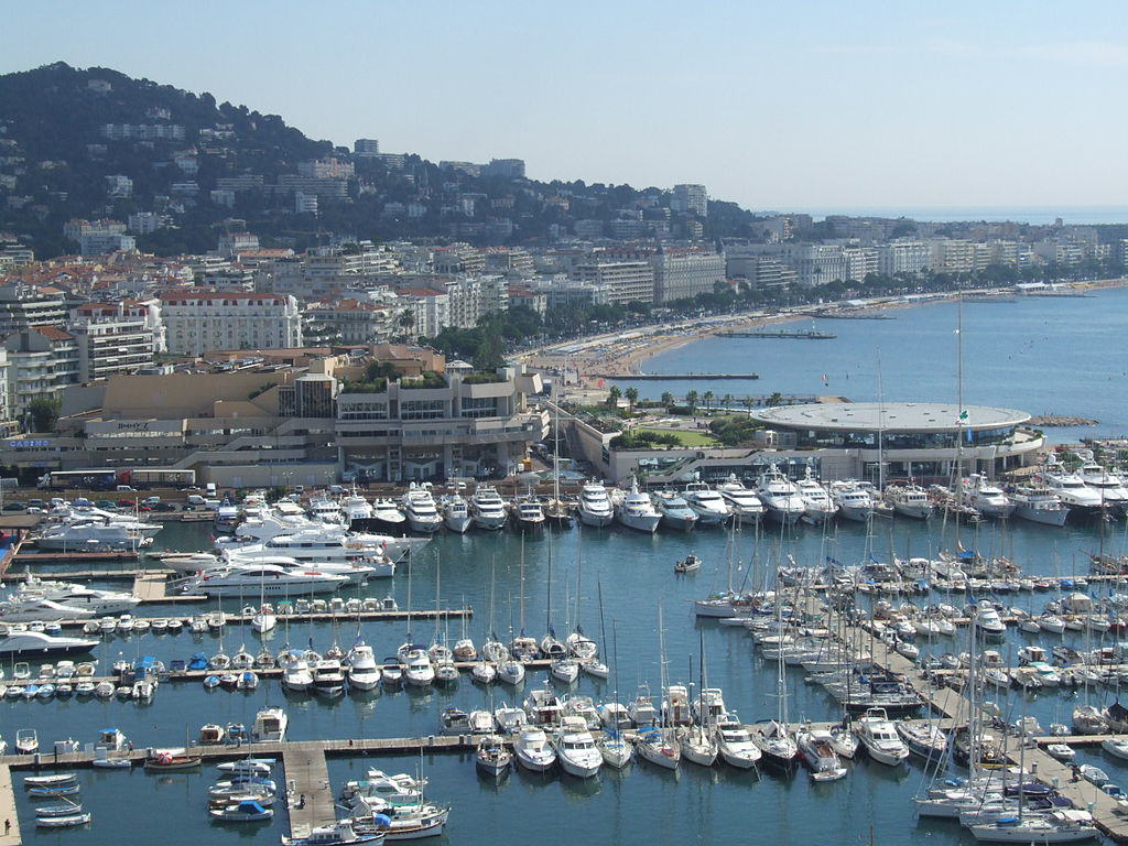 Cannes, źródło: http://en.wikipedia.org/wiki/Cannes#mediaviewer/File:Cannes_-_port_et_croisette.jpg