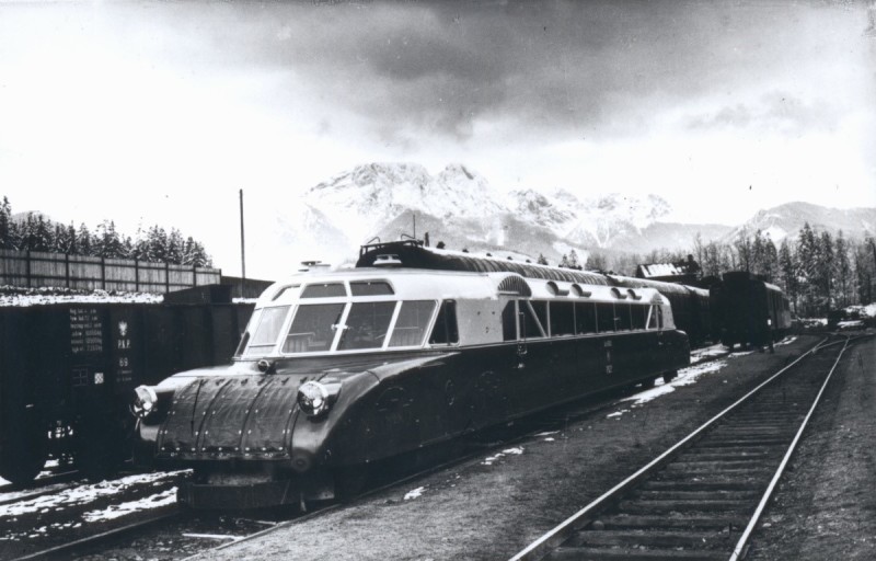 Pociąg „Luxtorpeda” w Zakopanem w 1936 r. / Źródło: http://upload.wikimedia.org/wikipedia/commons/1/17/Luxtorpeda_Fablok_Zakopane_1936.jpg