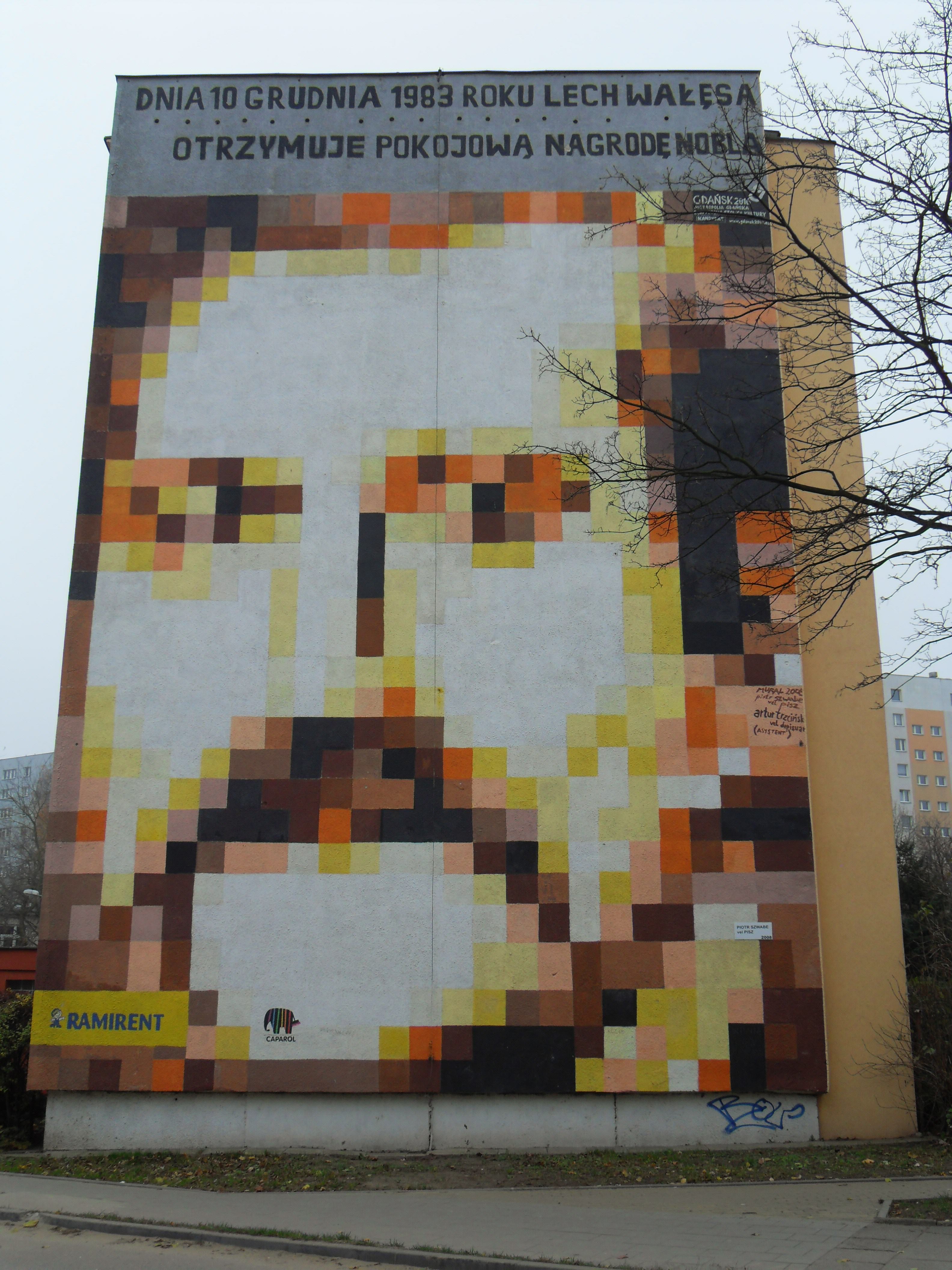 Mural na bloku przy ul. Pilotów 17, w którym mieszkał Lech Wałęsa / fot. Artur Andrzej (Wikimedia Commons) / lic. CC-BY-3.0 