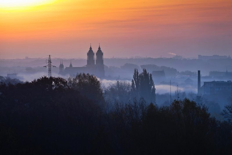 Panorama Krakowa spowitego smogiem