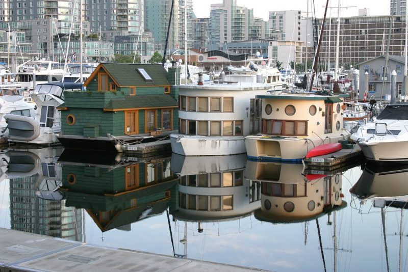 Mieszkalne łódki w porcie w Vancouver
