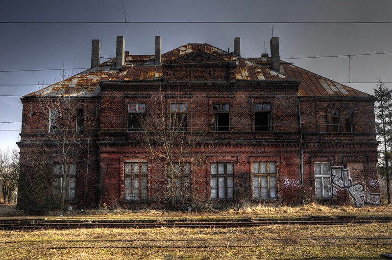 Opustoszały budynek w Łodzi
