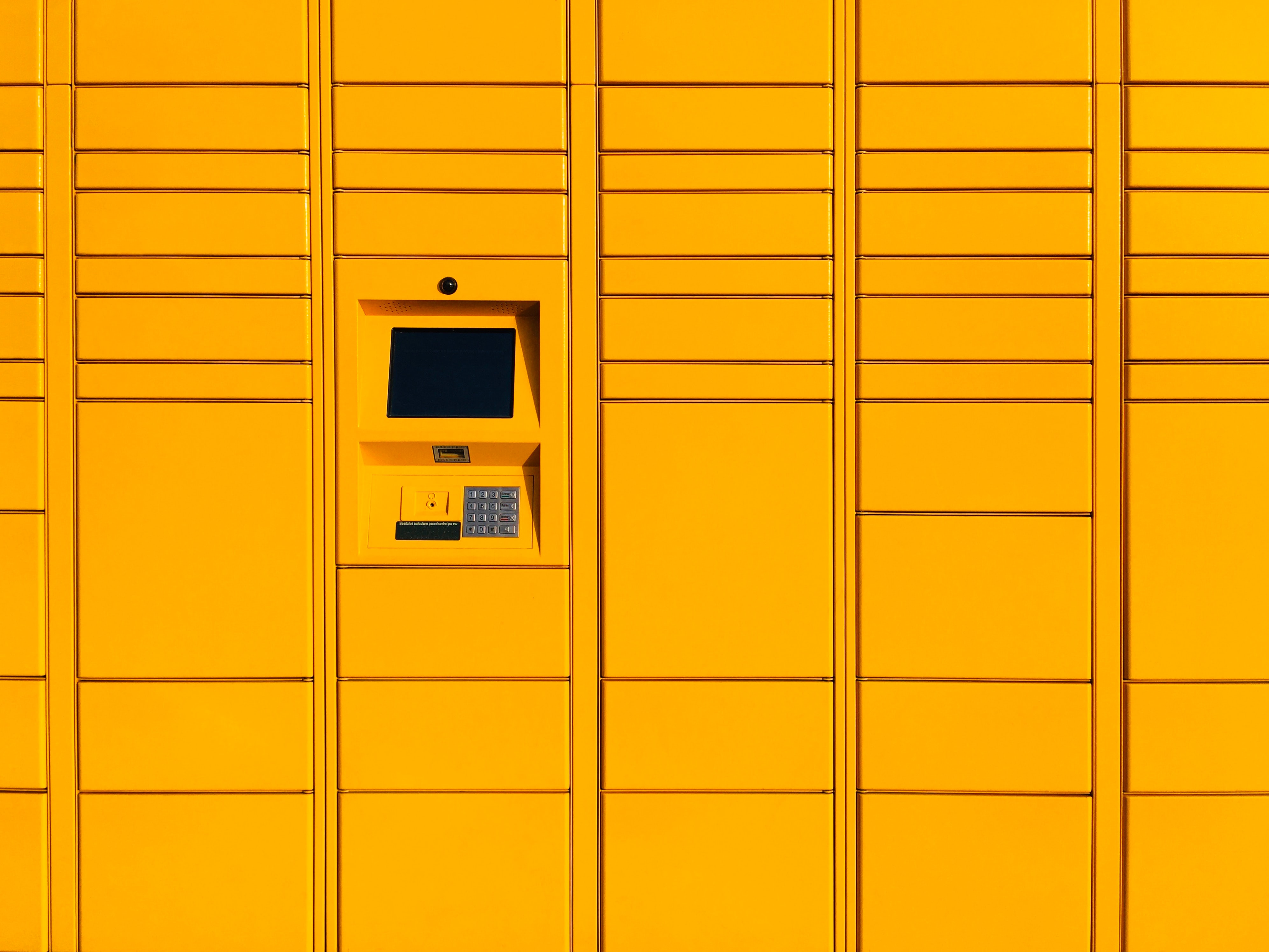 automat paczkowy unsplash