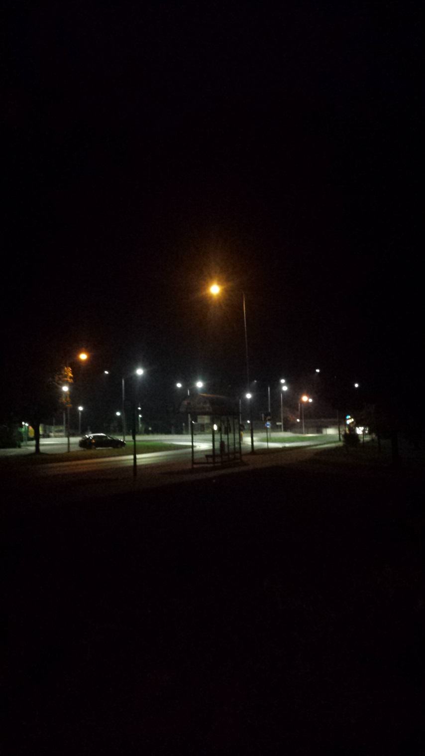 Zdjęcie, które przedstawia nowoczesne rozwiązanie problemu zanieczyszczania środowiska światłem. Rondo oświetlone, droga widoczna, dookoła ciemność. Źródło własne.