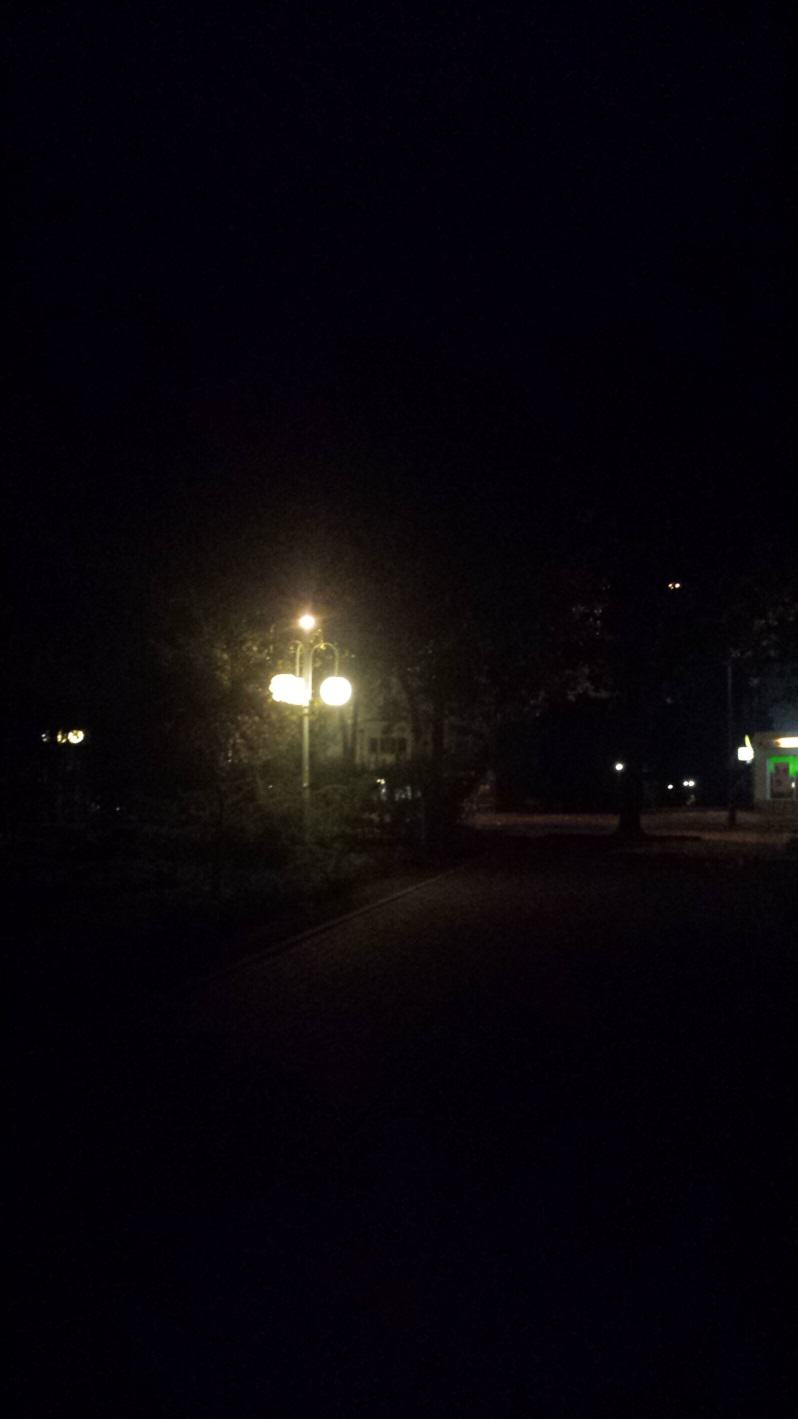 Latarnia, która ma oświetlać drogę pieszego. W rzeczywistości oświetla wszystko dookoła, tylko nie chodnik. Źródło własne.