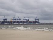 Widok na port w Gdańsku z plaży na Stogach